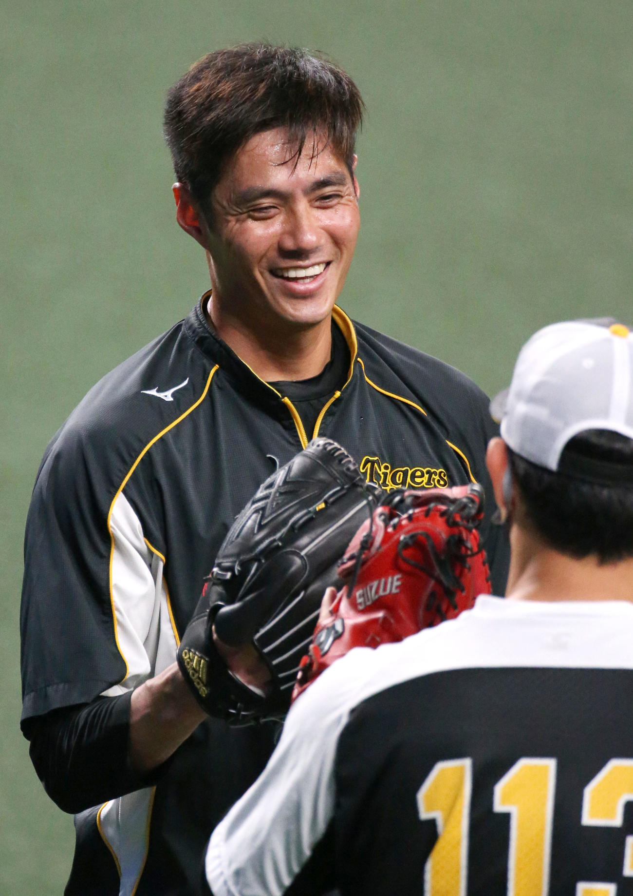 中日対阪神　試合前の練習でキャッチボールを終え笑顔を見せる阪神チェン・ウェイン（撮影・上山淳一）