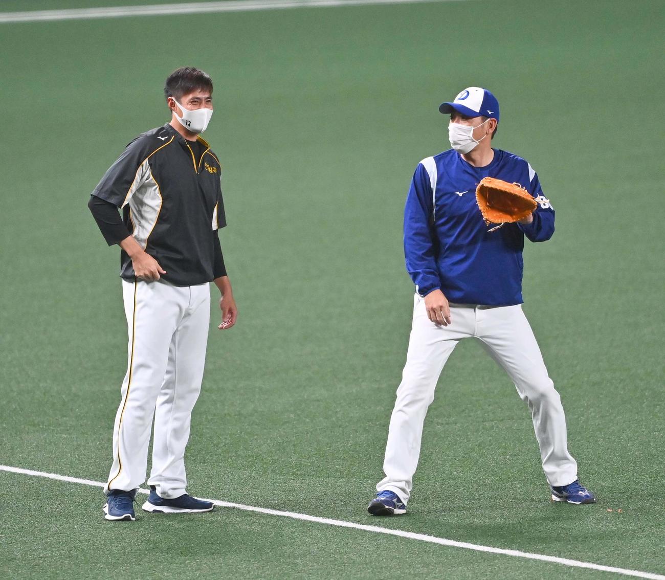 中日荒木雅博コーチ（右）と談笑する阪神チェン（撮影・上田博志）