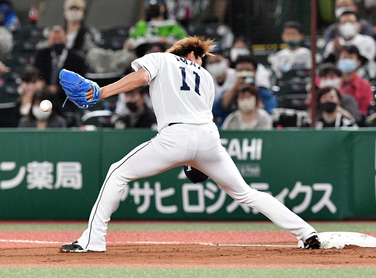 西武対ロッテ　1回表ロッテ無死一塁、マーティンのゴロで一塁ベースカバーに入った今井は送球を取り損ね自身の顔に当てる（撮影・滝沢徹郎）