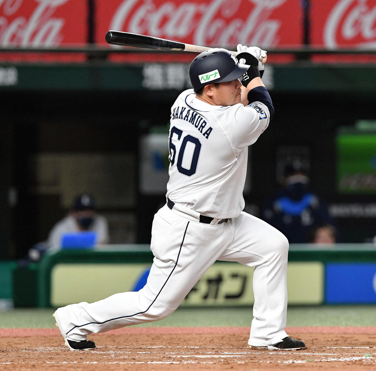 西武対ロッテ　3回裏西武2死一、二塁、中村は同点の右前適時打を放つ（撮影・滝沢徹郎）