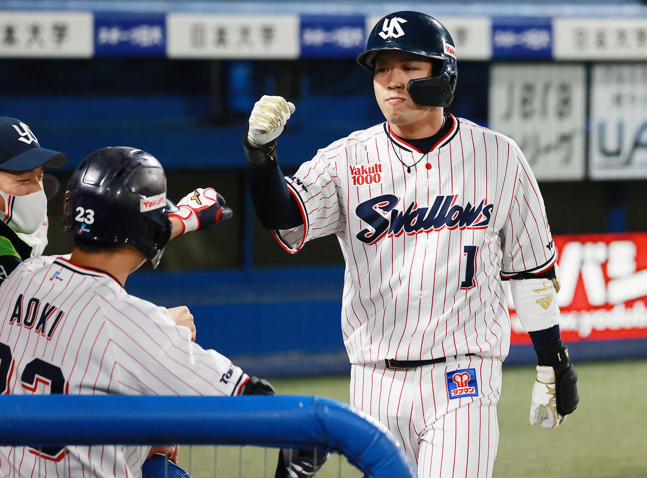 ヤクルト対巨人　3回裏ヤクルト無死、中越え本塁打を放ちベンチに迎えられる山田（撮影・野上伸悟）