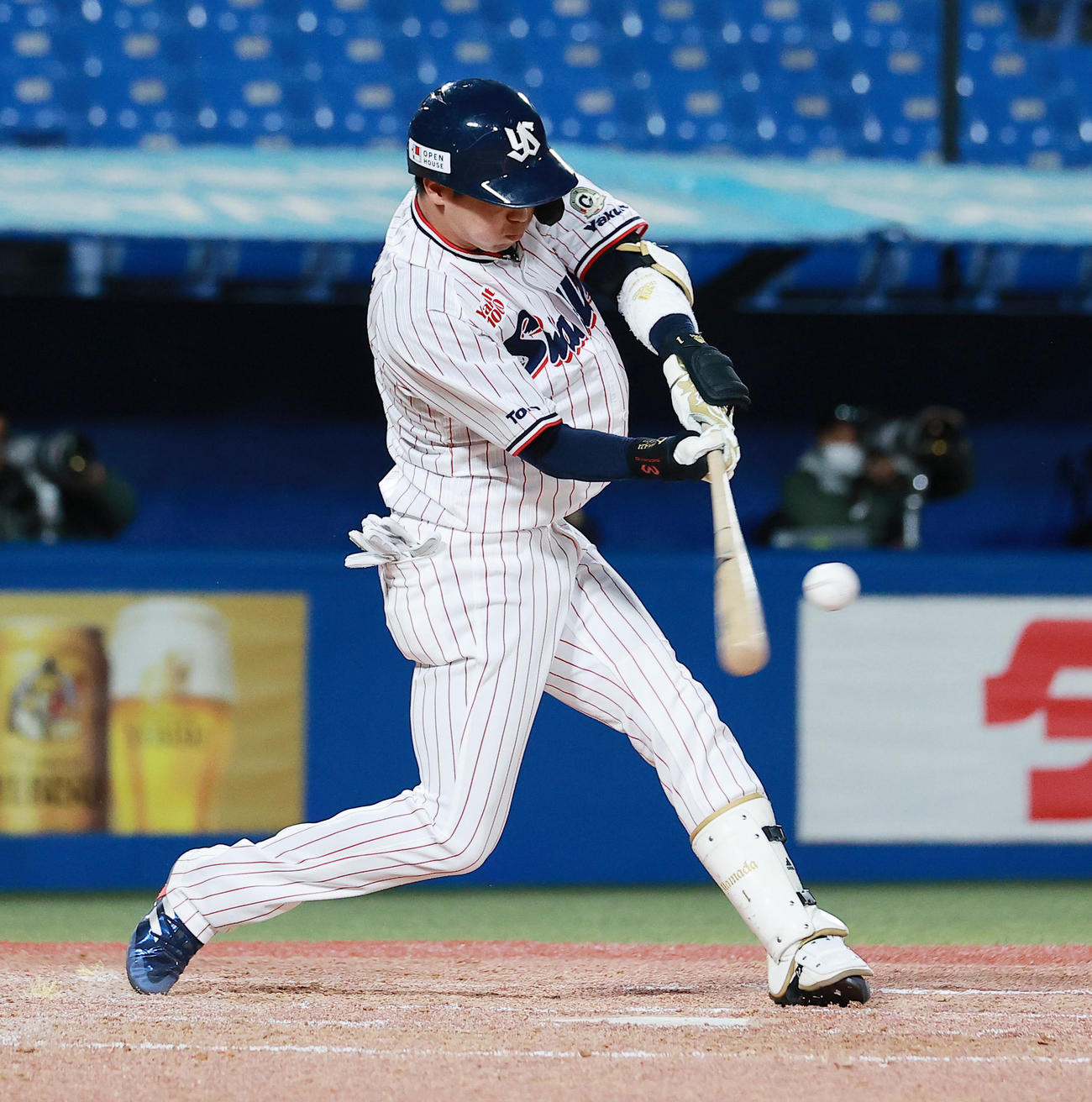 ヤクルト対巨人　3回裏ヤクルト無死、中越え本塁打を放つ山田（撮影・野上伸悟）