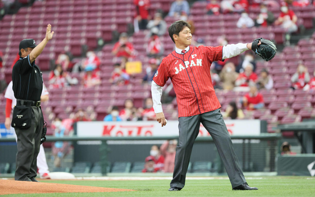 広島対DeNA　始球式で投げる新井貴浩氏（撮影・加藤孝規）