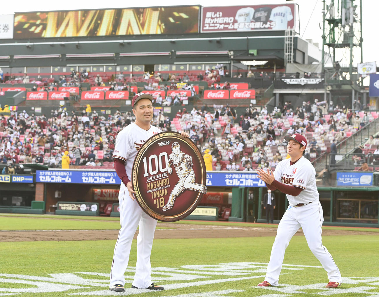 07年４月　プロ入り初勝利を挙げた田中将大（左）は野村克也監督の祝福に笑顔