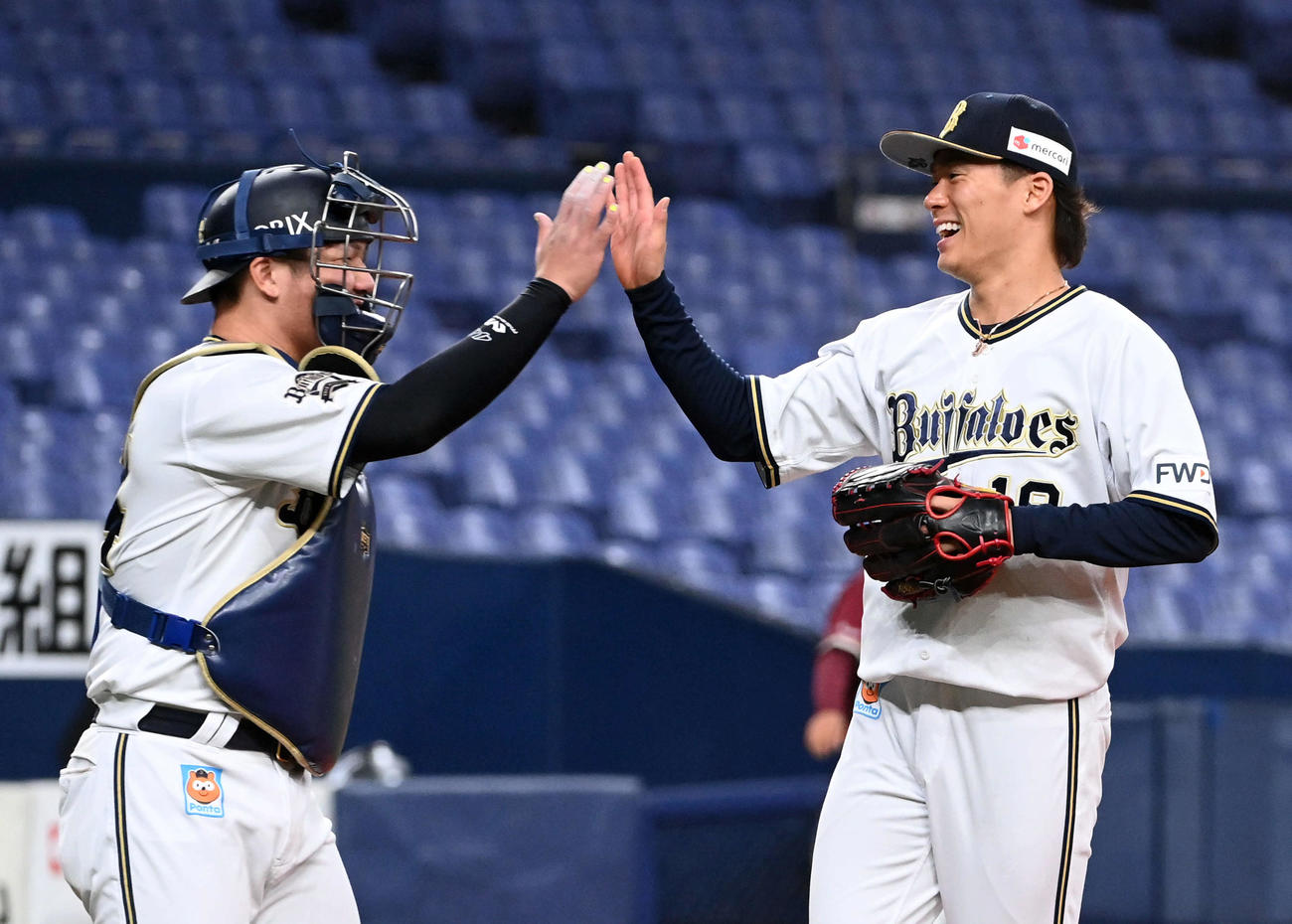 オリックス対楽天　楽天打線を9回無失点で抑えた山本（右）は捕手頓宮と笑顔でタッチ（撮影・前岡正明）