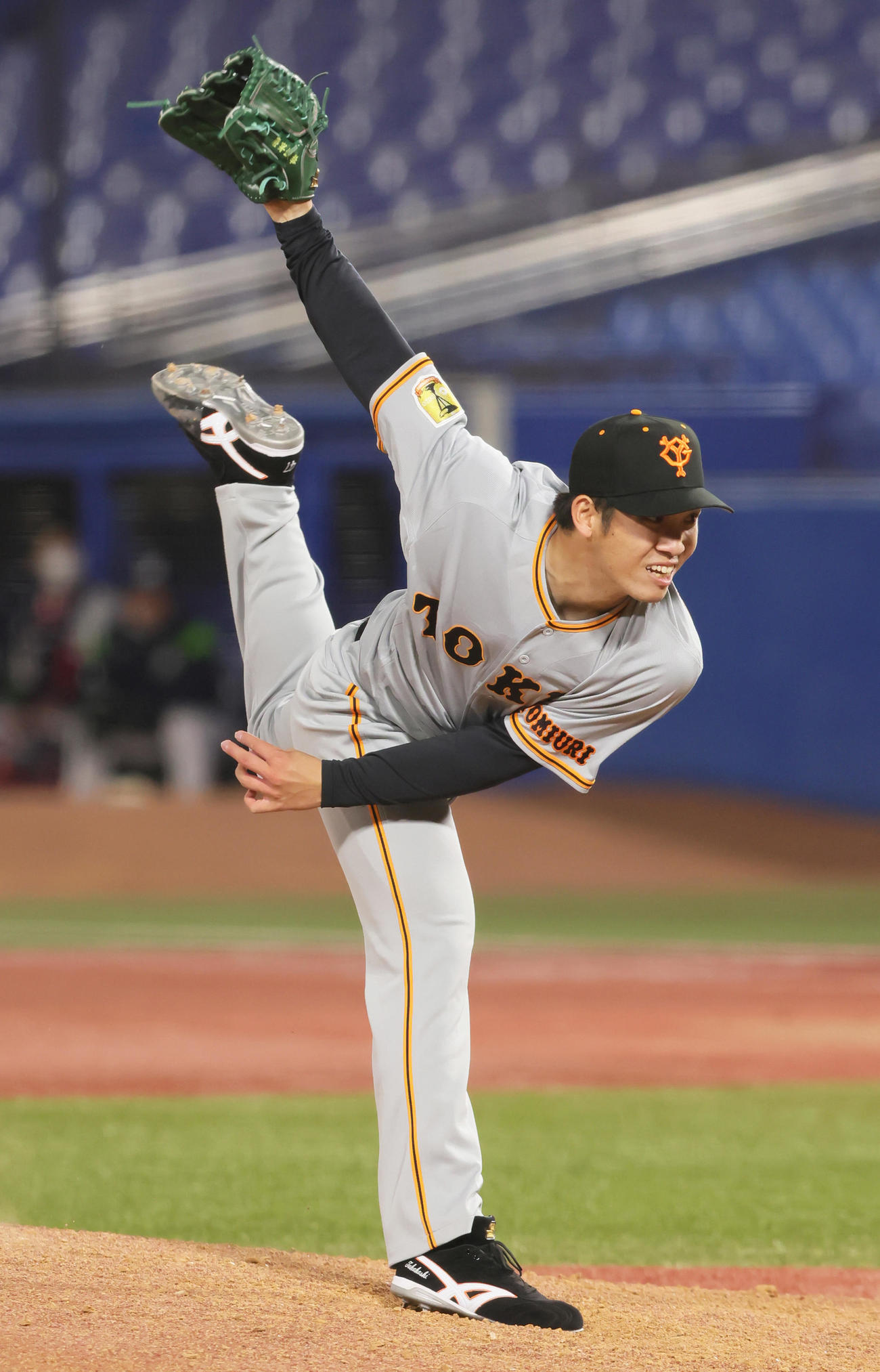 ヤクルト対巨人　巨人先発の高橋（撮影・足立雅史）