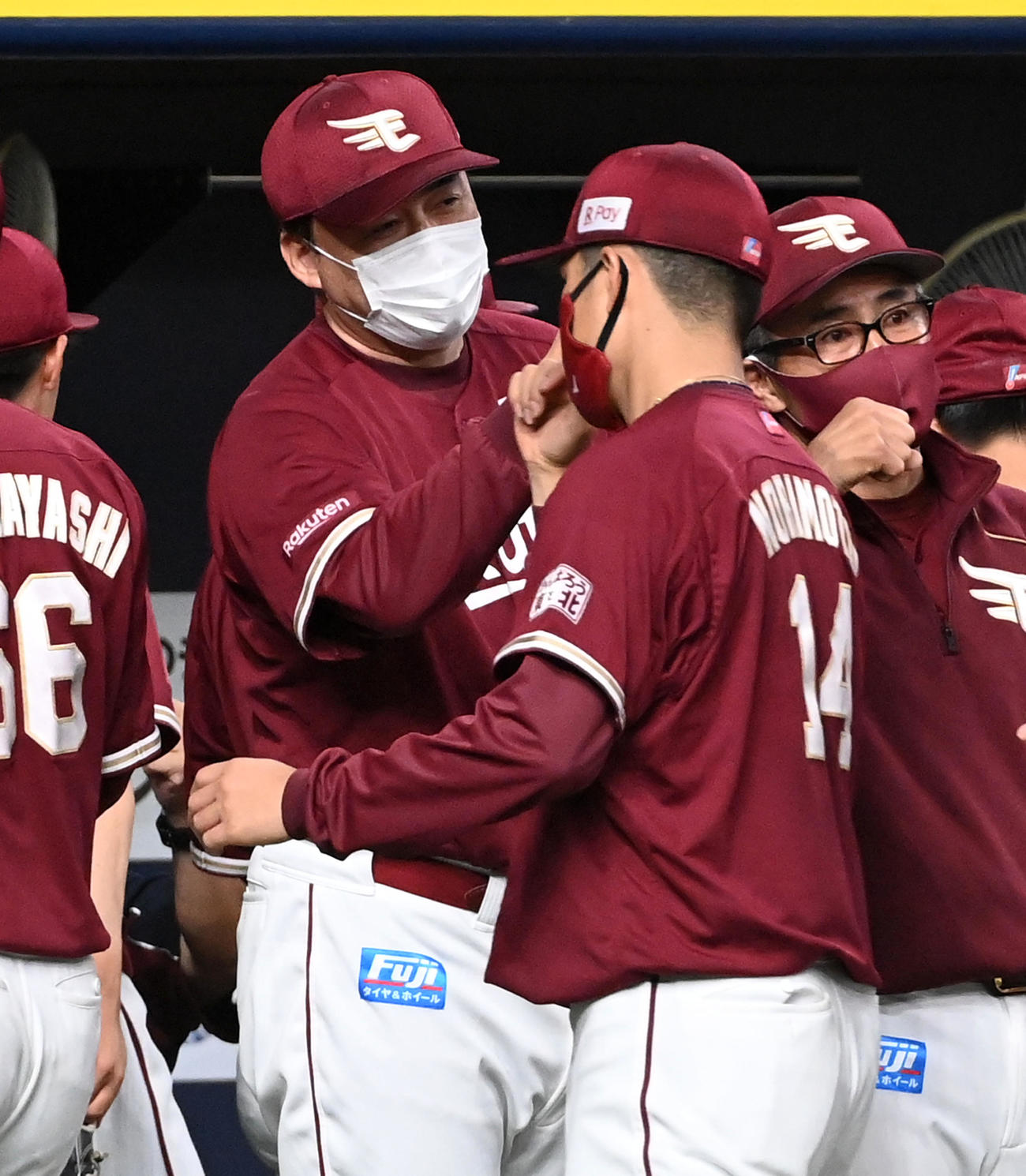 オリックス対楽天　則本昂（右）を迎える石井監督（撮影・前岡正明）