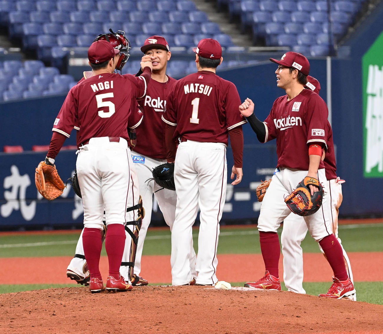 オリックス対楽天　オリックスと引き分け、マウンド付近に集まる楽天ナイン（撮影・前岡正明）