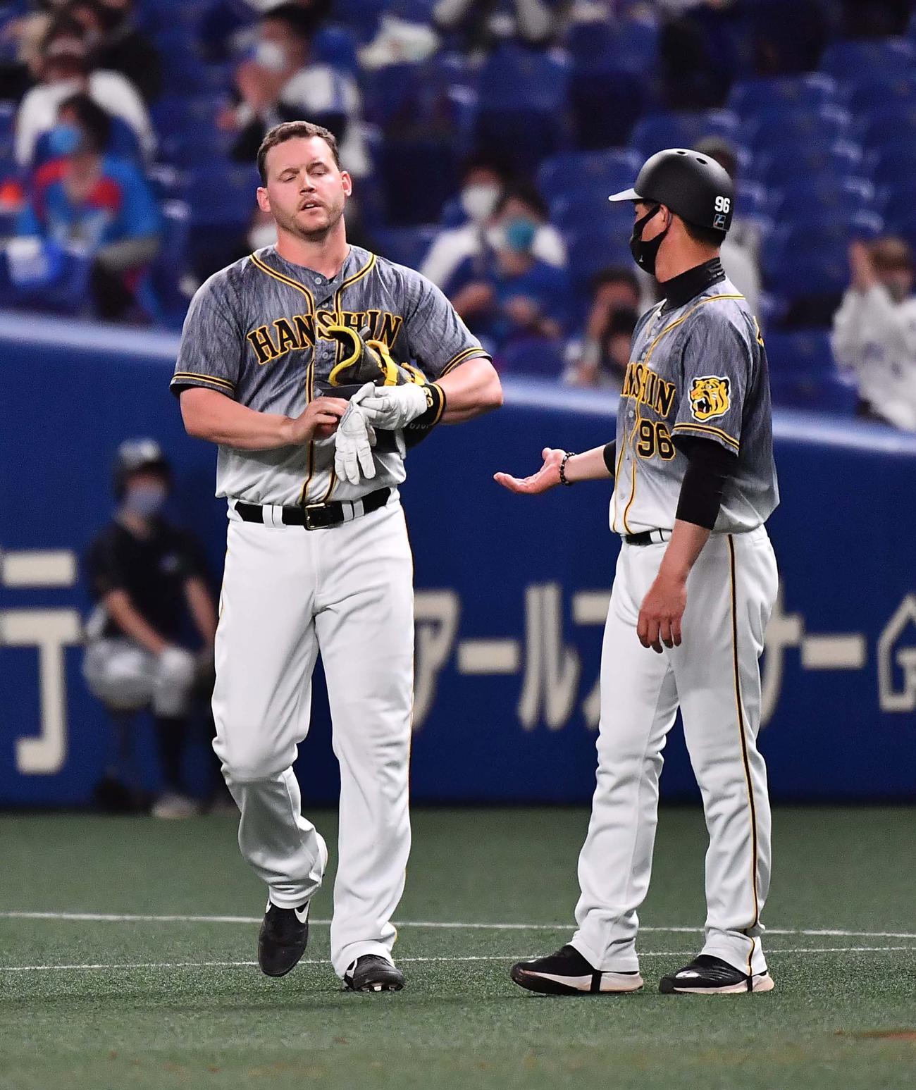 中日対阪神　8回表阪神1死一、三塁、遊撃併殺打に倒れるサンズ（撮影・上田博志）