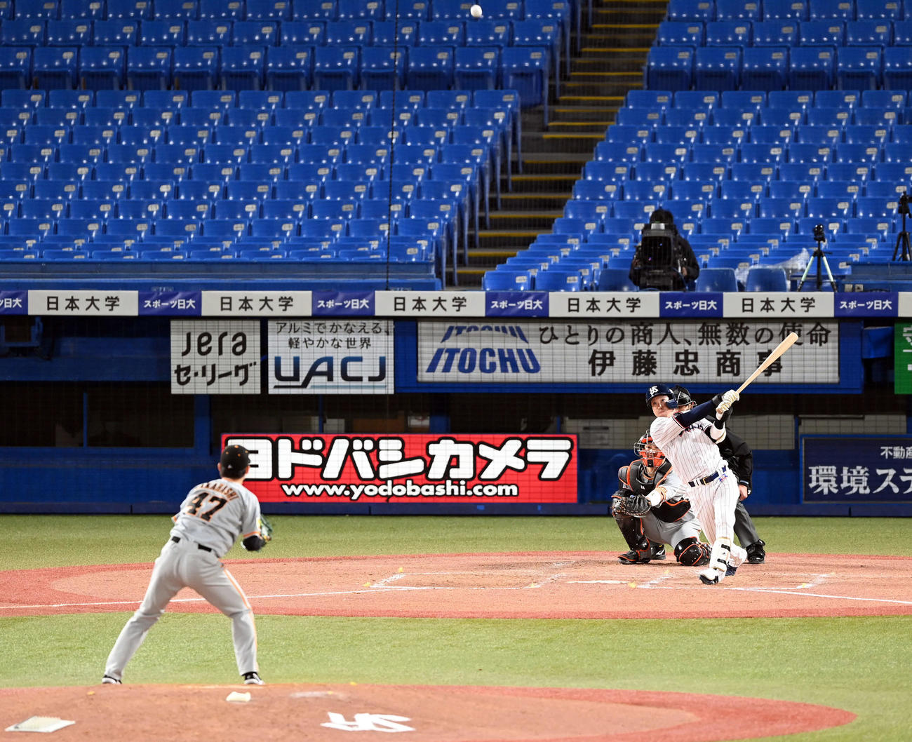 ヤクルト対巨人　3回裏ヤクルト無死、中越えに10号ソロ本塁打を放つ山田。投手高橋（撮影・たえ見朱実）