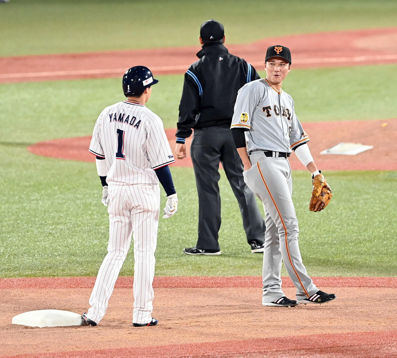 ヤクルト対巨人　5回裏、ヤクルト山田（左）と談笑する巨人坂本（撮影・たえ見朱実）