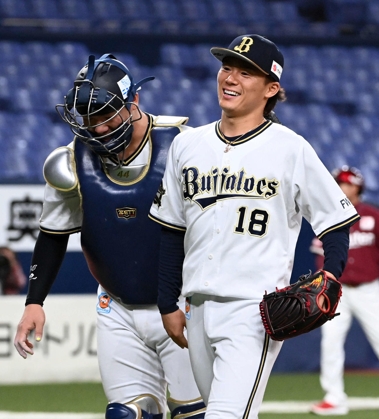 オリックス対楽天　楽天打線を9回無失点で抑えた山本（右）は笑顔でベンチに戻る。捕手頓宮（撮影・前岡正明）