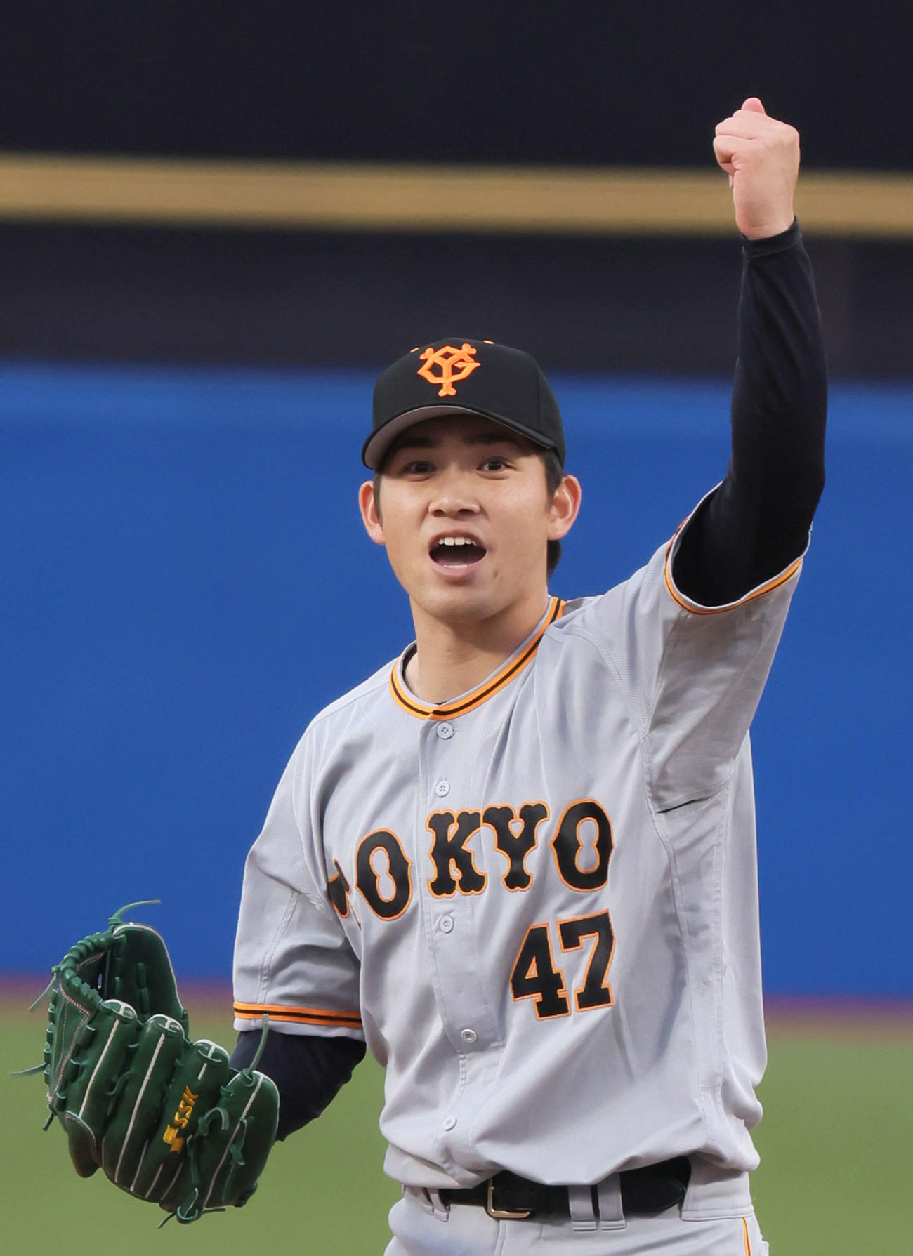 ヤクルト対巨人　スイングをアピールする巨人高橋（撮影・足立雅史）