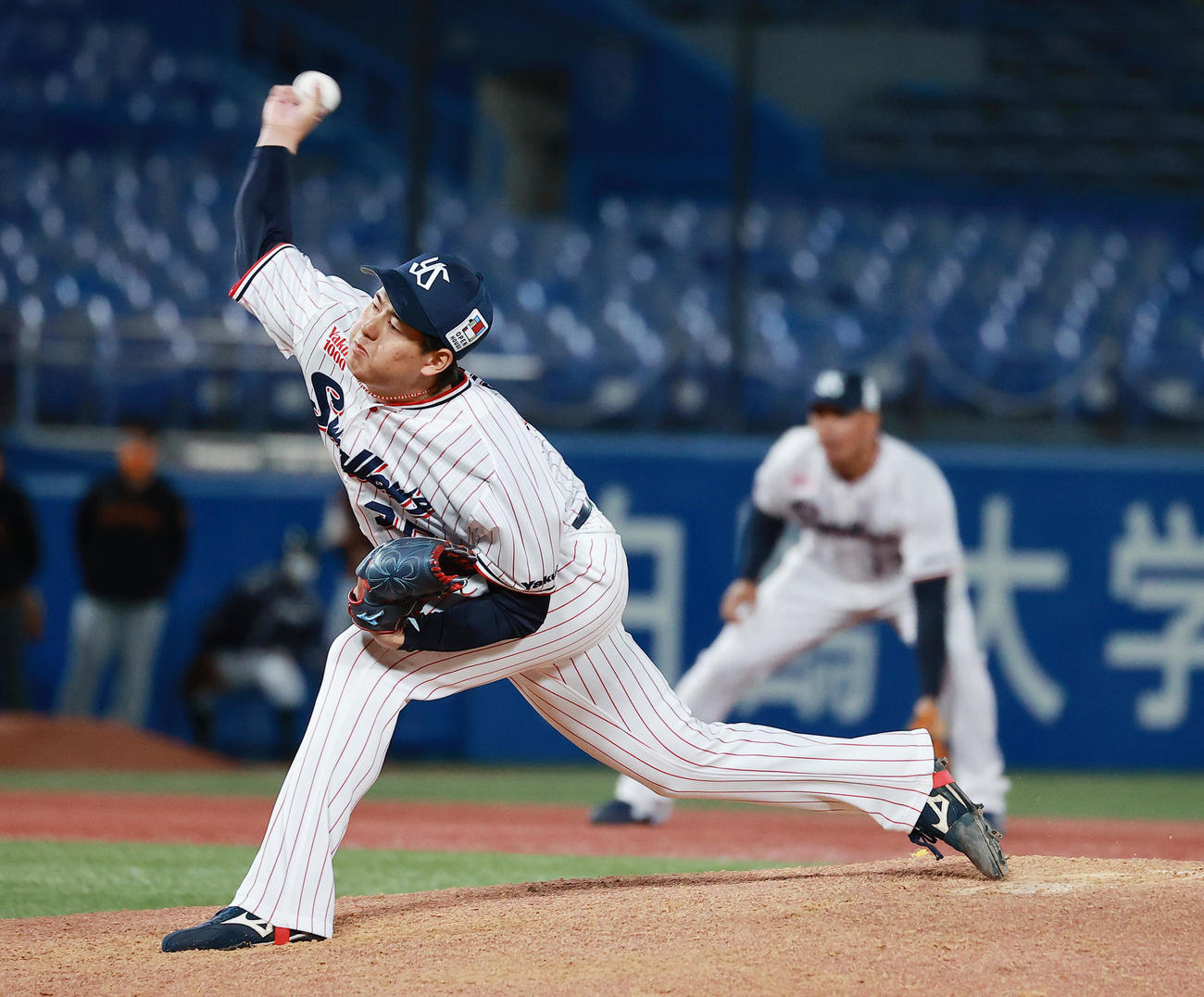 ヤクルト対巨人　力投するヤクルト杉山（撮影・野上伸悟）