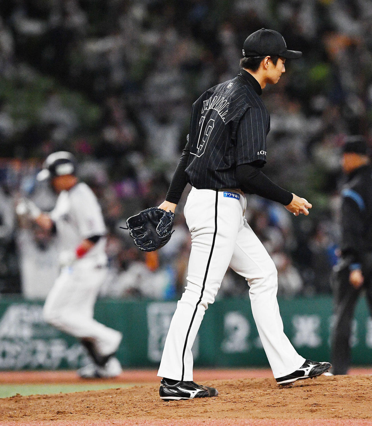 西武対ロッテ　8回裏西武無死、栗山（奥）に勝ち越しのソロ本塁打を浴びる唐川（撮影・滝沢徹郎）