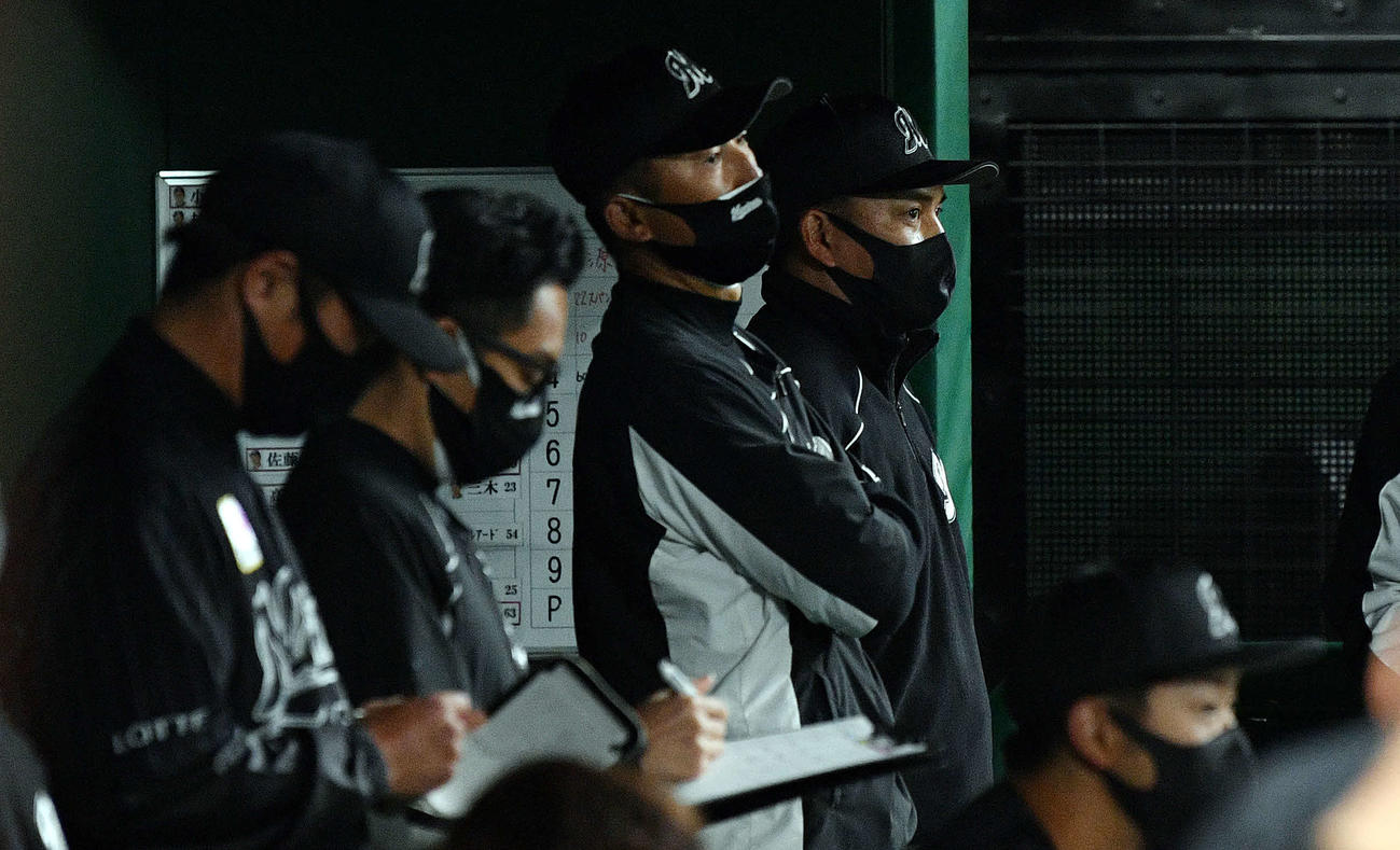西武対ロッテ　戦況を見つめるロッテ井口監督（奥右）ら（撮影・滝沢徹郎）
