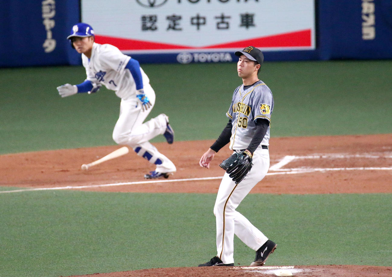 中日対阪神　2回裏中日2死二塁、青柳（手前）は根尾に右適時二塁打を浴びる（撮影・上山淳一）