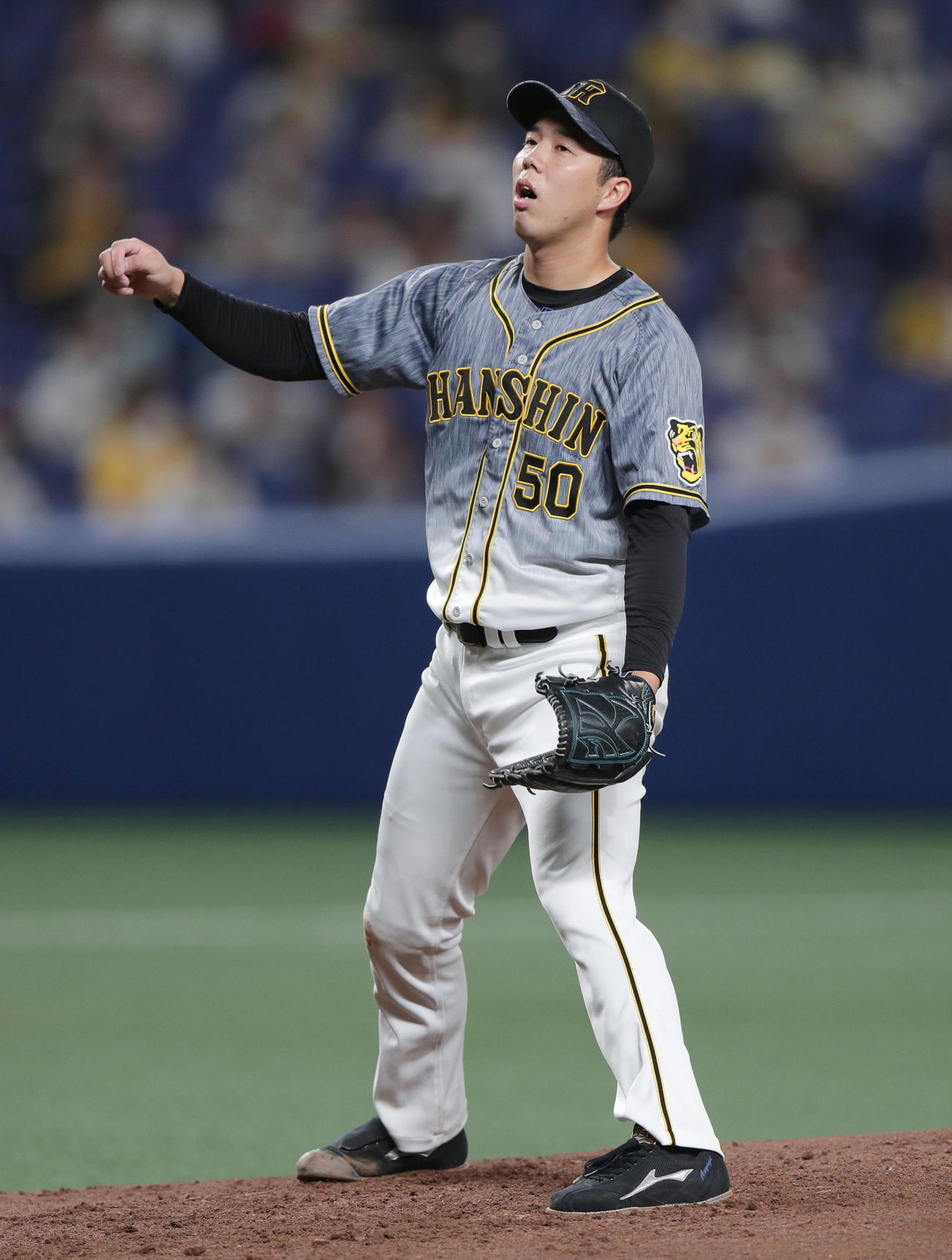 中日対阪神　2回裏中日1死、高橋周に四球を与え悔しそうな表情を見せる青柳（撮影・前田充）