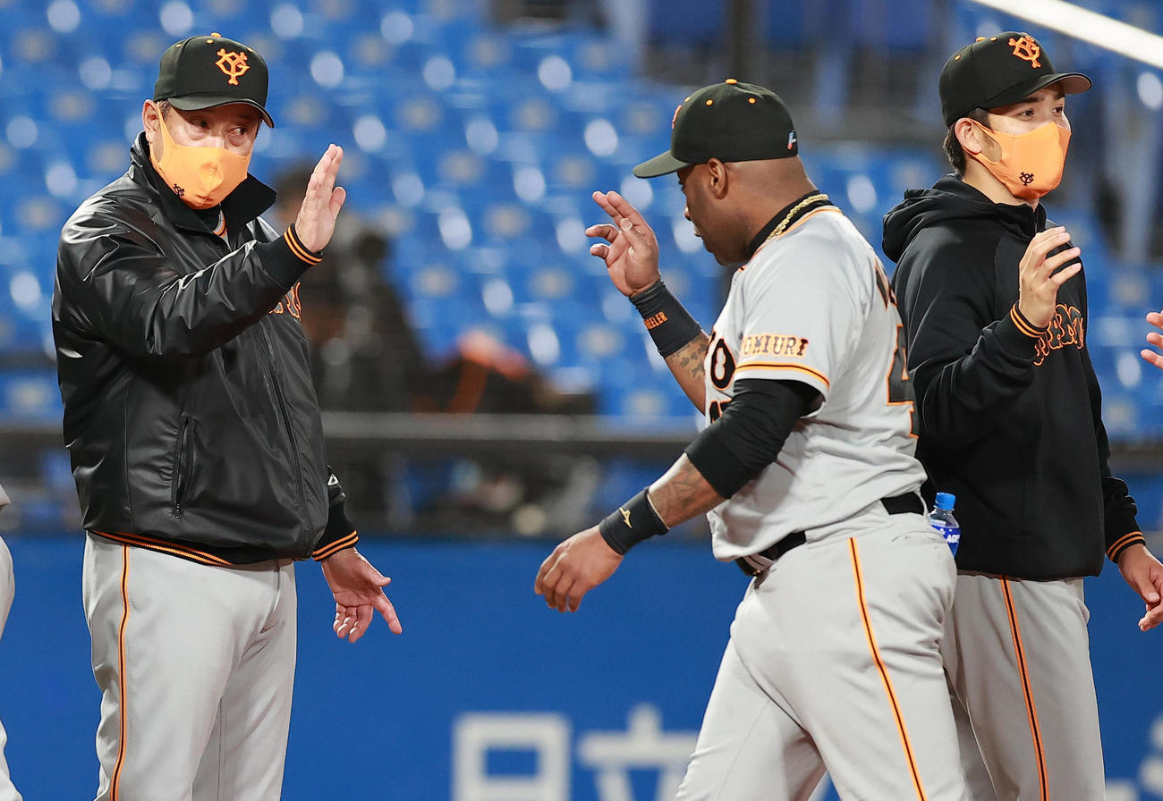 ヤクルト対巨人　ウィーラー（手前）を迎える奥左から巨人原監督、高橋（撮影・野上伸悟）