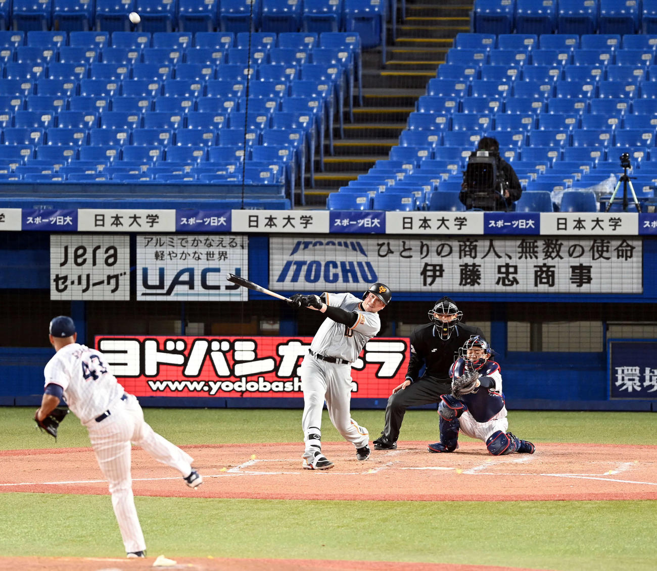 ヤクルト対巨人　3回表巨人無死、右越えに来日初本塁打を放つスモーク。投手スアレス（撮影・たえ見朱実）