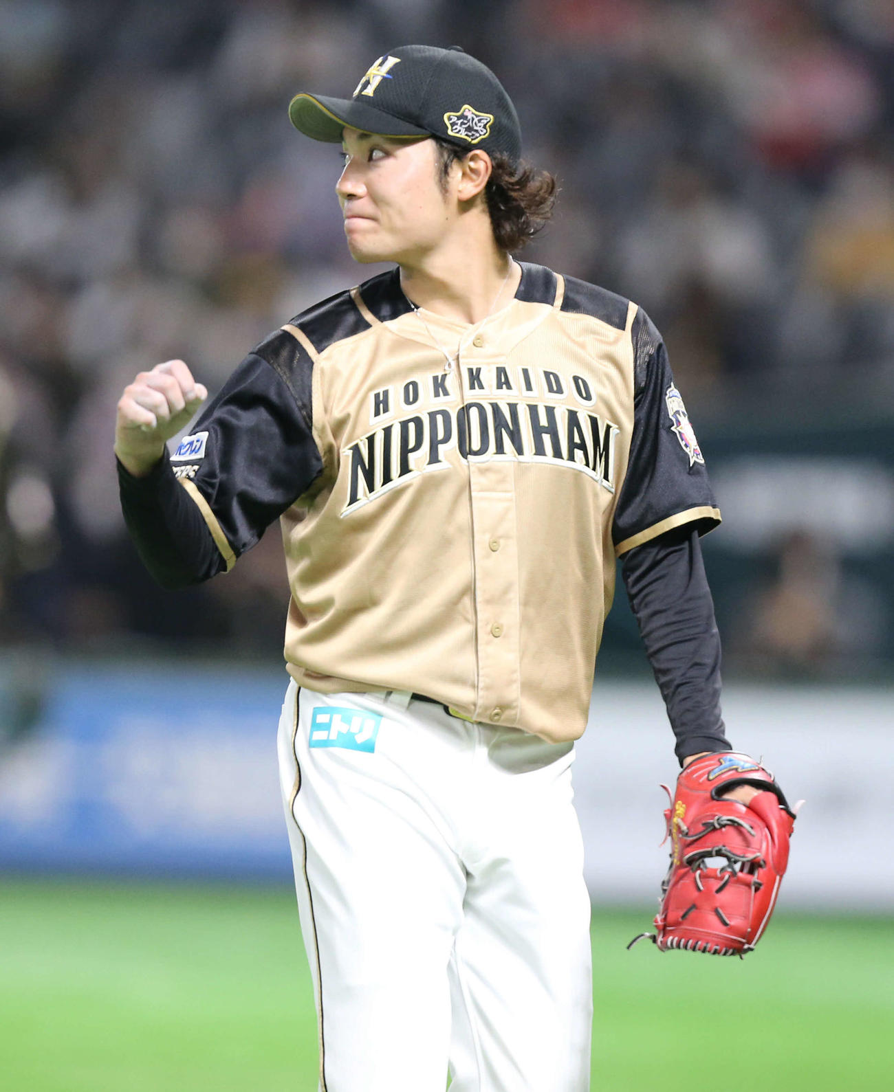 ソフトバンク対日本ハム　2回裏のソフトバンクの攻撃を無失点に抑えてガッツポーズをする伊藤（撮影・屋方直哉）