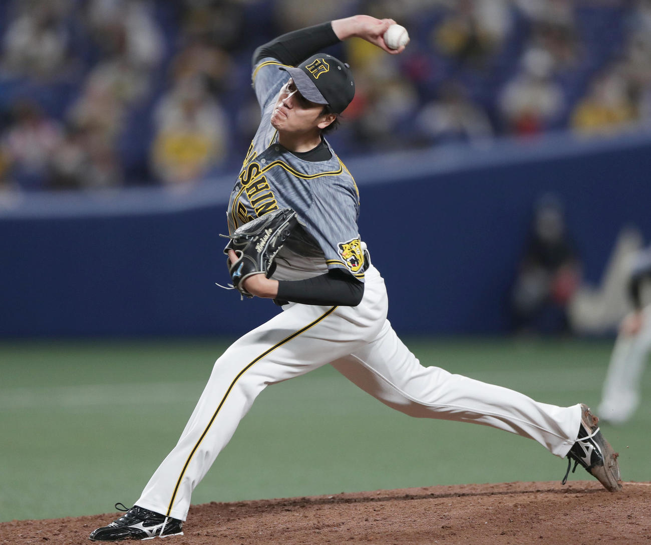 中日対阪神　7回裏、阪神2番手で登板する小林（撮影・前田充）
