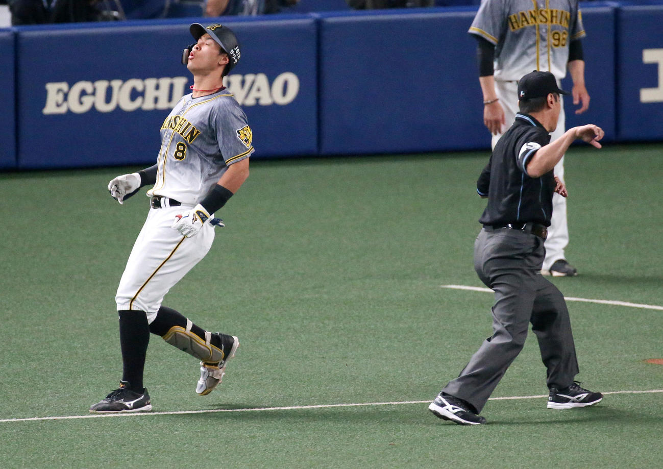 中日対阪神　2回表阪神1死二塁、佐藤輝は遊撃の打球を放ち一塁へ駆けるがアウト判定となる（撮影・上山淳一）