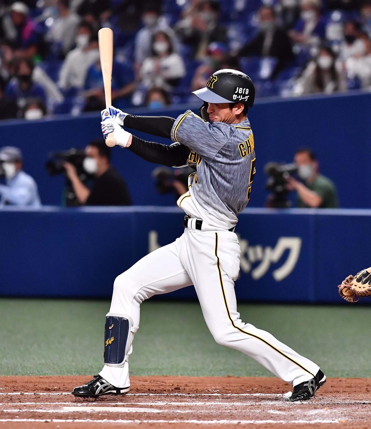 中日対阪神　8回表阪神無死、中前安打を放つ近本（撮影・上田博志）