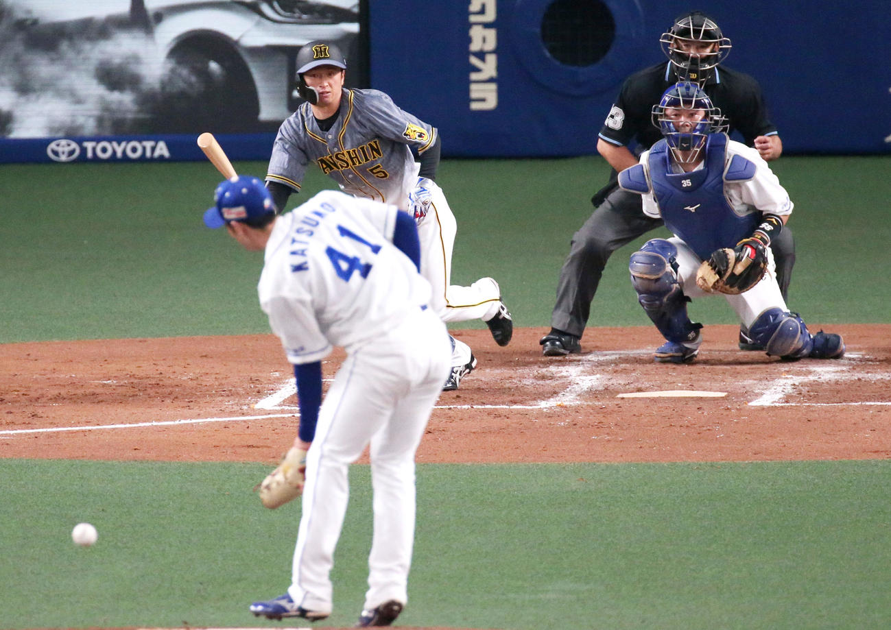 中日対阪神　3回表阪神2死、近本は中前打を放つ（撮影・上山淳一）