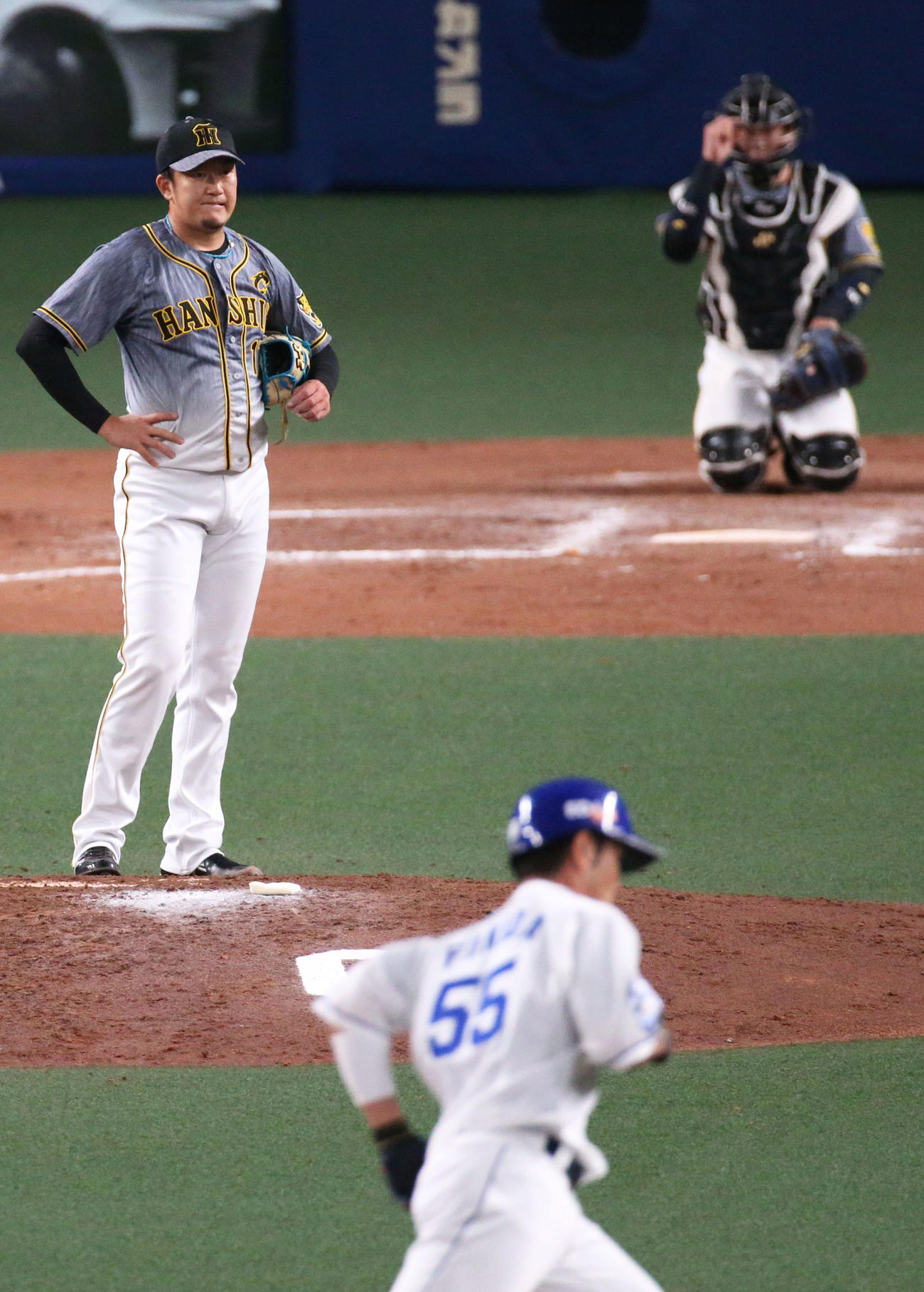 中日対阪神　8回裏中日1死、岩貞（左）は福田（手前）に左越え本塁打を浴びる（撮影・上山淳一）