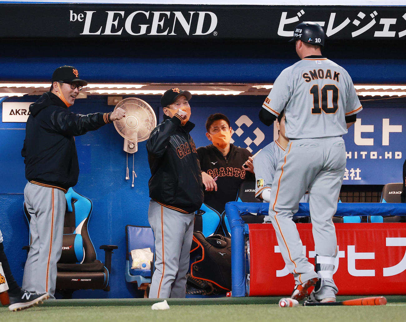 ヤクルト対巨人　3回表巨人無死、右越えに1号本塁打を放ったスモークを笑顔で迎える左から元木ヘッドコーチ、原監督ら（撮影・野上伸悟）