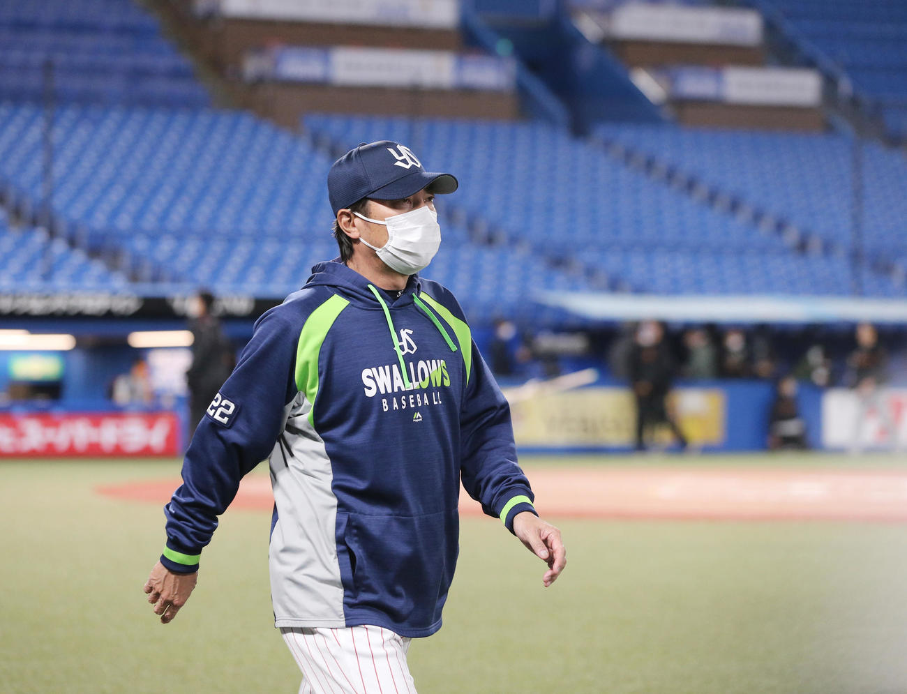 ヤクルト対巨人　引き揚げるヤクルト高津監督（撮影・野上伸悟）