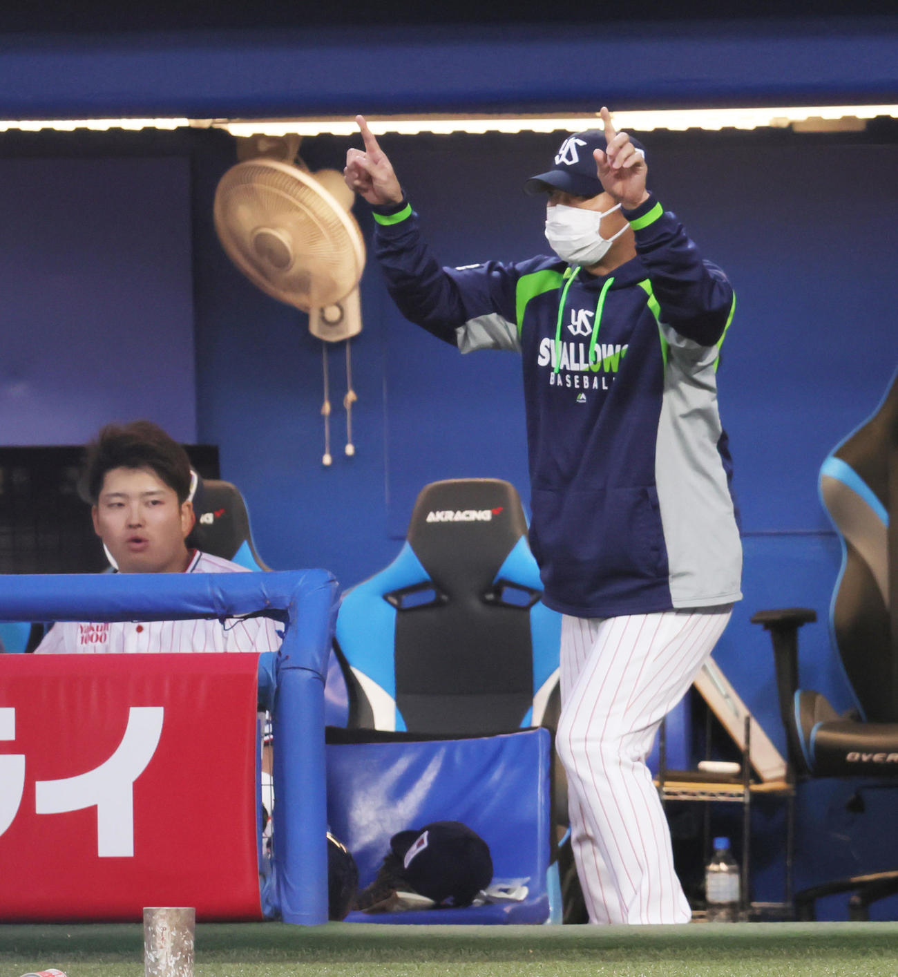 ヤクルト対巨人　2回リクエストを要求するヤクルト高津監督（右）。左は村上（撮影・足立雅史）