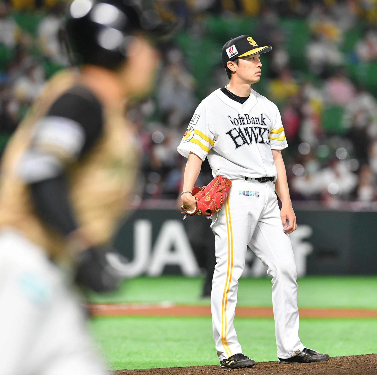 ソフトバンク対日本ハム　6回表日本ハム無死一塁、近藤（左）に右越え2点本塁打を打たれた和田（撮影・岩下翔太）