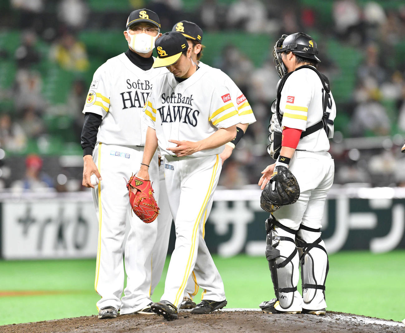 ソフトバンク対日本ハム　6回表日本ハム無死一塁、近藤に右越え2点本塁打を打たれ降板となった和田（撮影・岩下翔太）