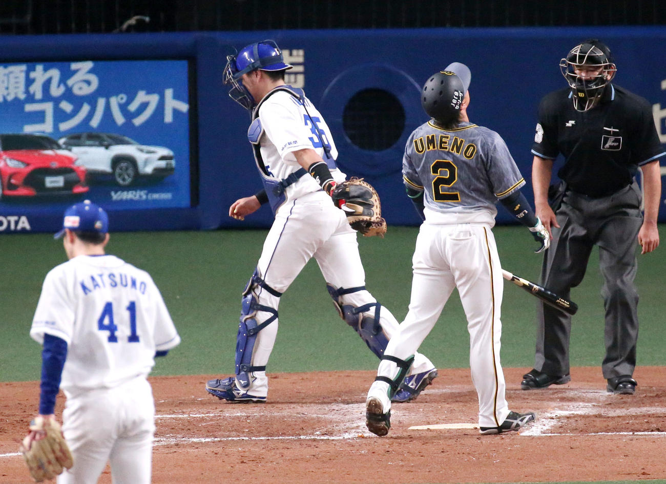 中日対阪神　4回表阪神2死一、二塁、梅野は空振り三振に終わり天を仰ぐ（撮影・上山淳一）