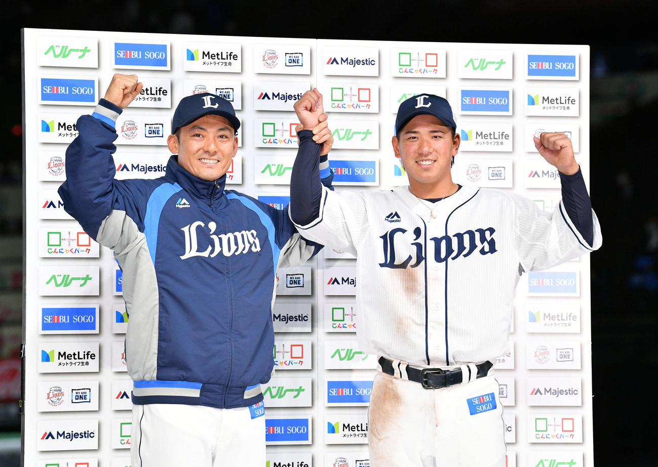 西武対ロッテ　ヒーローインタビューを終えポーズを決める西武栗山（左）と愛斗（撮影・滝沢徹郎）