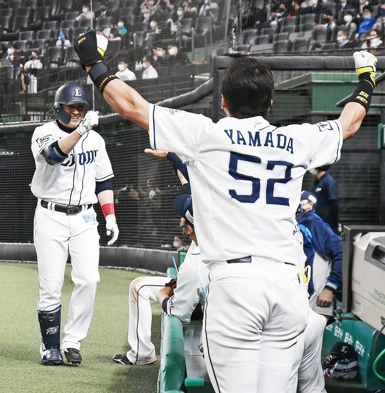 西武対ロッテ　8回裏西武無死、勝ち越しの右越えソロ本塁打を放った栗山（左奥）は生還しナインから祝福される（撮影・滝沢徹郎）