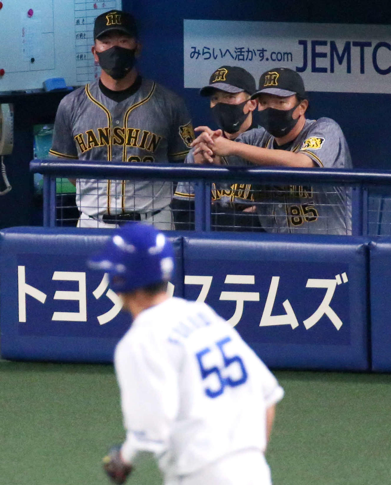 中日対阪神　8回裏中日1死、矢野監督（中央）は左越え本塁打を放った福田（手前）を見つめる（撮影・上山淳一）