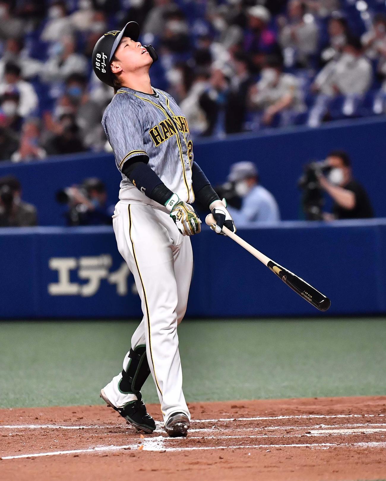 中日対阪神　4回表阪神2死一、二塁、三振に倒れる梅野隆太郎（撮影・上田博志）