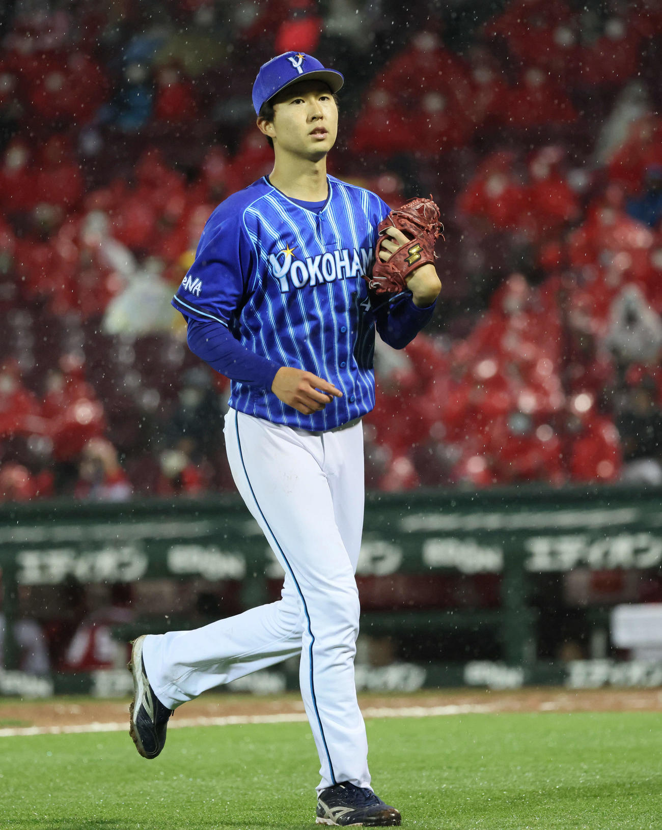 広島対DeNA 5回裏広島1死一、三塁、降板する京山（撮影・加藤孝規）
