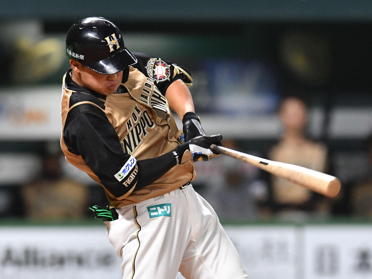 ソフトバンク対日本ハム　5回表日本ハム1死二塁、郡は左前適時打を放つ（撮影・岩下翔太）