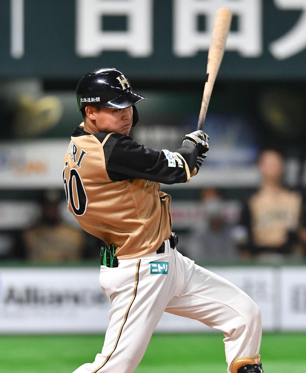 ソフトバンク対日本ハム　5回表日本ハム1死二塁、郡は左前適時打を放つ（撮影・岩下翔太）