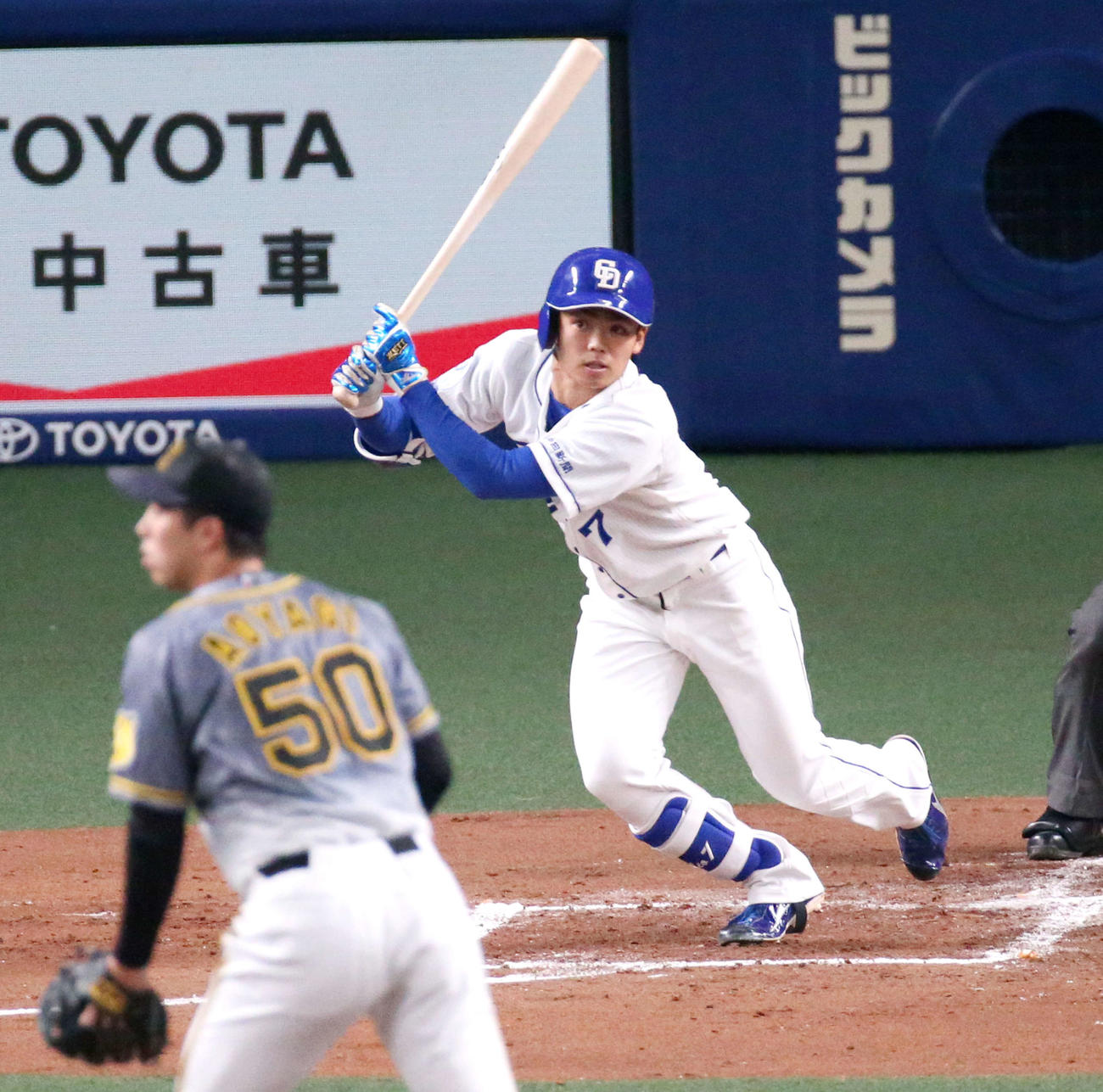 中日対阪神　2回裏中日2死二塁、根尾は右適時打を放つ。投手は青柳（撮影・上山淳一）