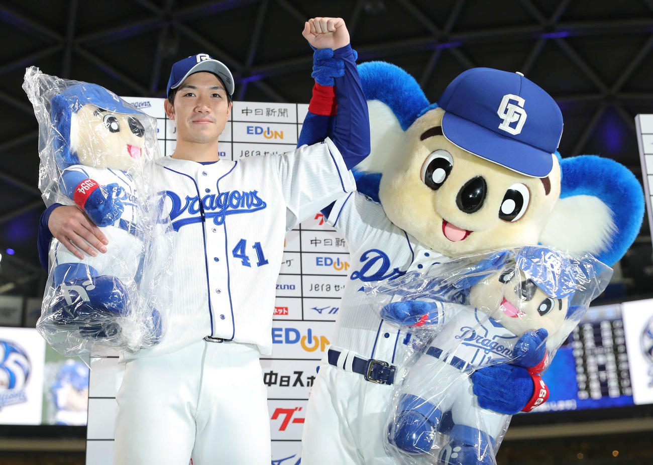 中日対阪神　お立ち台で笑顔を見せる中日勝野とドアラ（撮影・前田充）