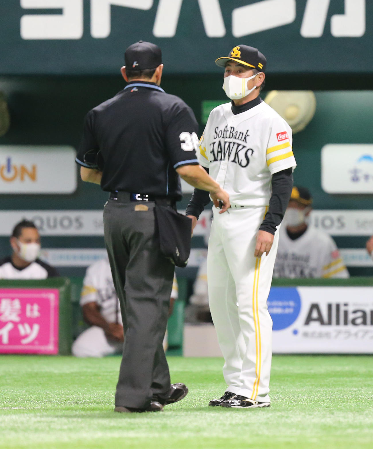ソフトバンク対日本ハム　7回表ソフトバンク、交代を告げる工藤監督（撮影・屋方直哉）