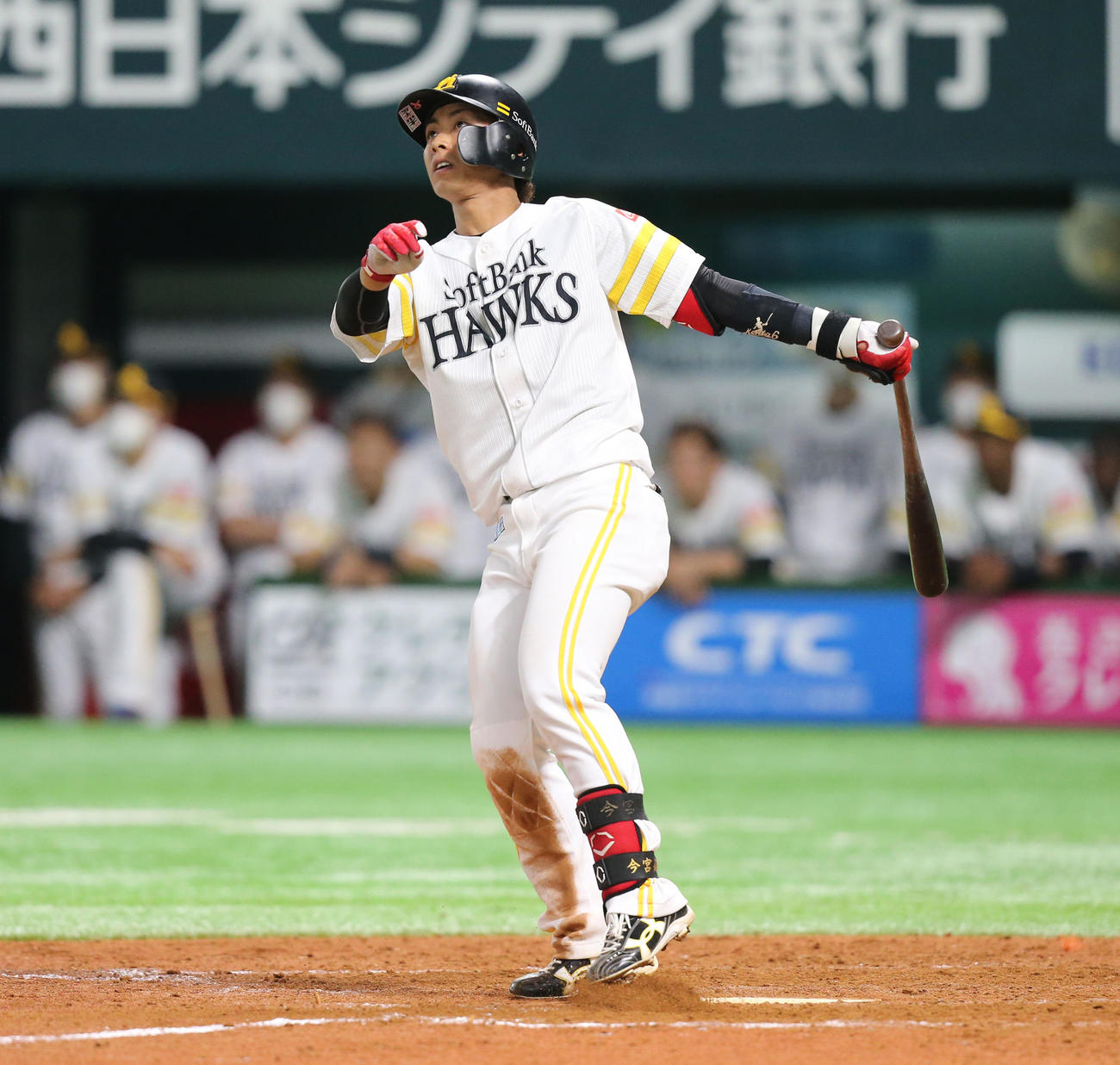 ソフトバンク対日本ハム　9回裏ソフトバンク1死、今宮健太は左越えの本塁打を放つ（撮影・屋方直哉）