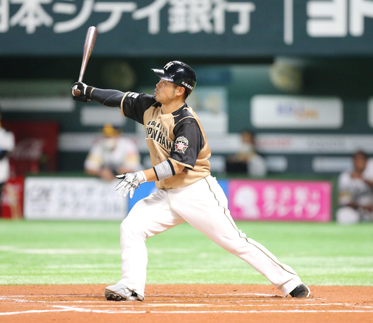 ソフトバンク対日本ハム　6回表日本ハム無死一塁、近藤は右越え2点本塁打を放つ（撮影・屋方直哉）