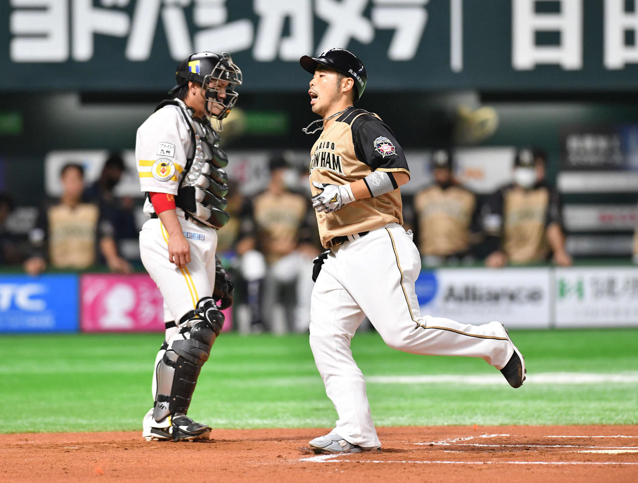 ソフトバンク対日本ハム　6回表日本ハム無死一塁、右越え2点本塁打を放ち生還する近藤。左は捕手甲斐（撮影・岩下翔太）