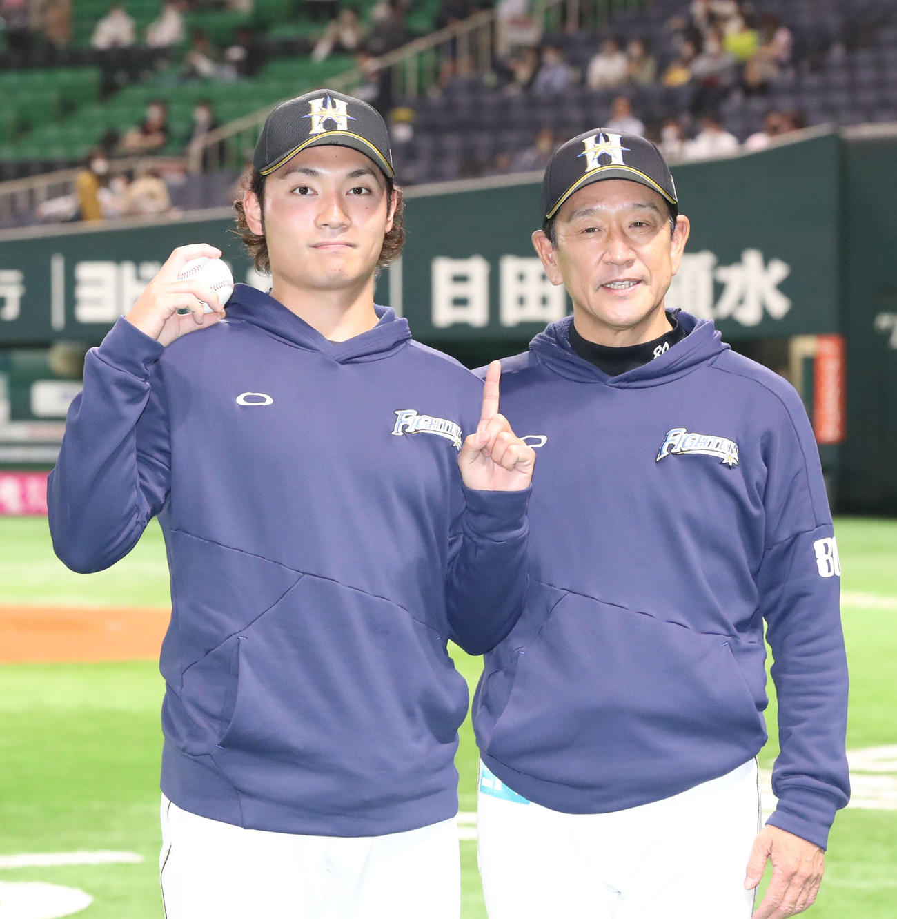 ソフトバンク対日本ハム　プロ初勝利を挙げた伊藤大海と祝福する栗山監督